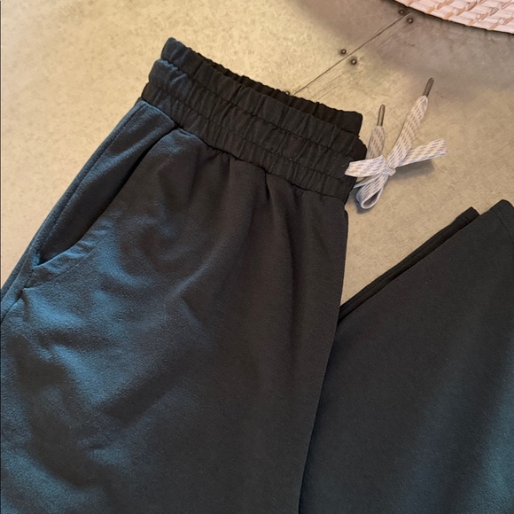 Vuori Halo Essential Wideleg Pant, S, regular length, dark green - Picture 5 of 6